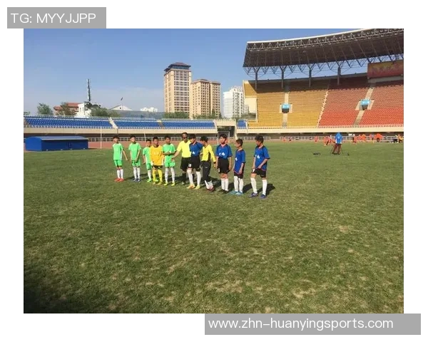 足球队员的成长之路：从青训营到职业赛场的奋斗与荣耀